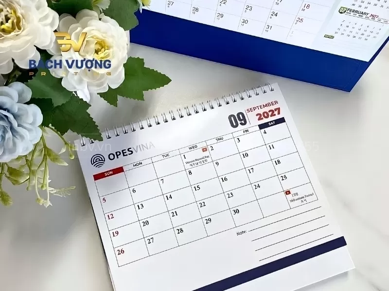 Mẫu lịch để b&agrave;n thiết kế theo y&ecirc;u cầu cho doanh nghiệp chữ M nhỏ gọn, c&oacute; &ocirc; ghi ch&uacute; rộng r&atilde;i