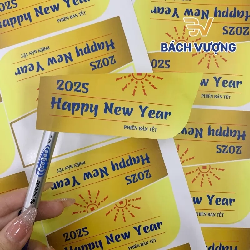 Tem nh&atilde;n in họa tiết ch&uacute;c mừng năm mới 