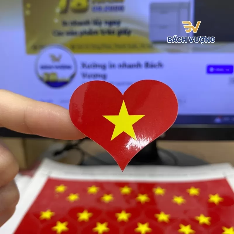 Tem nh&atilde;n in cờ Việt Nam h&igrave;nh tr&aacute;i tim