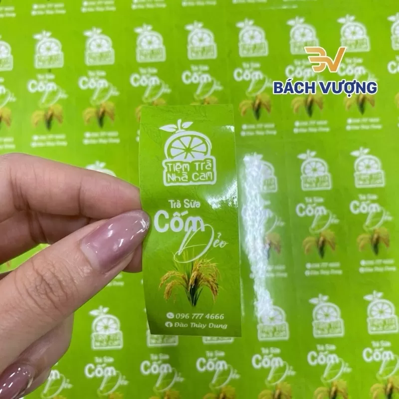 Decal nhựa in tem nh&atilde;n d&aacute;n ly tr&agrave; sữa 1