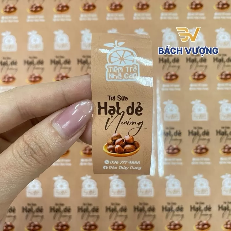 Decal nhựa in tem nh&atilde;n d&aacute;n ly tr&agrave; sữa 2