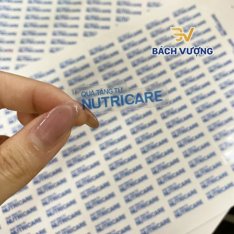 Tem nh&atilde;n in tr&ecirc;n decal nhựa trong suốt đẹp sắc n&eacute;t