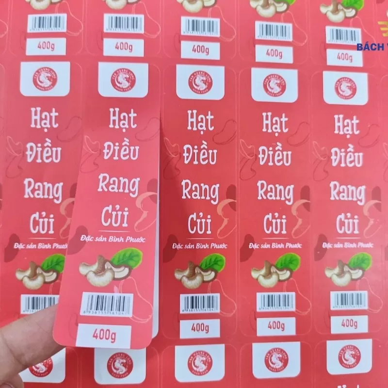 Tem nh&atilde;n in tr&ecirc;n decal giấy sản phẩm hạt điều rang củi 