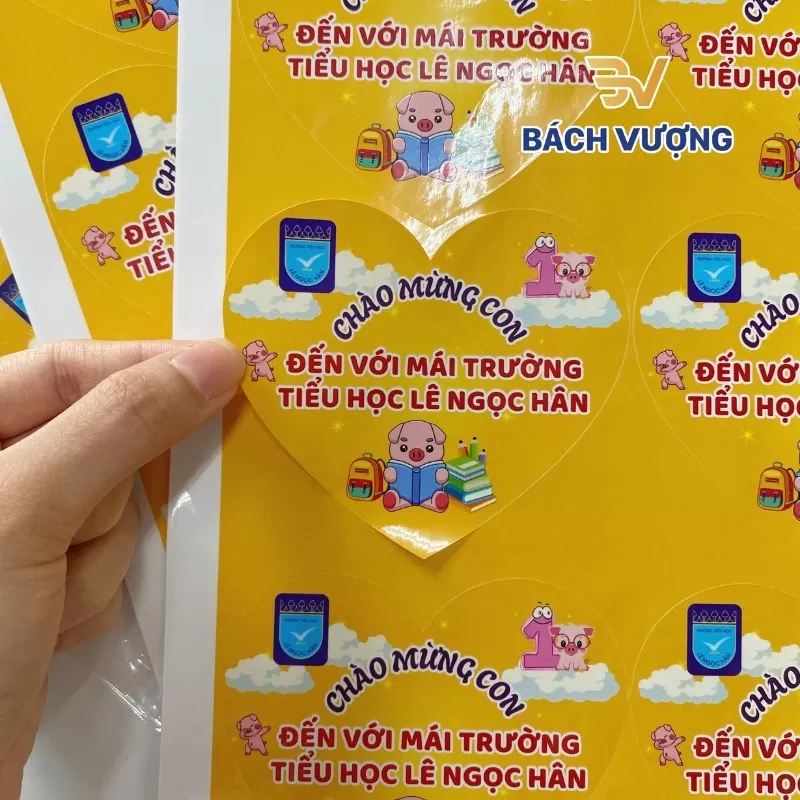 Tem nh&atilde;n bế h&igrave;nh tr&aacute;i tim 