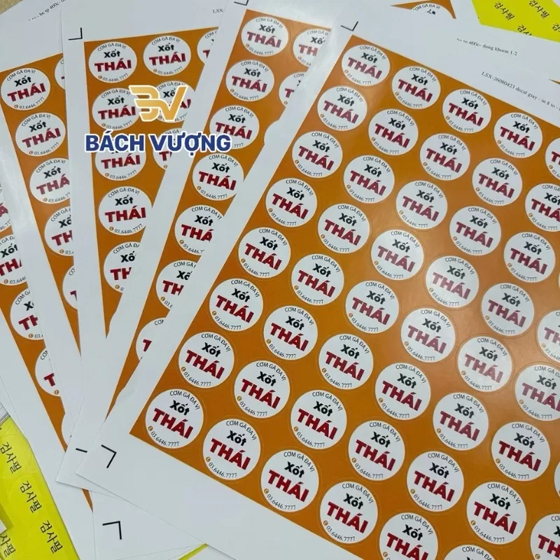Tr&ecirc;n tay mẫu tem đ&atilde; b&eacute; demi c&oacute; thiết kế nổi bật 