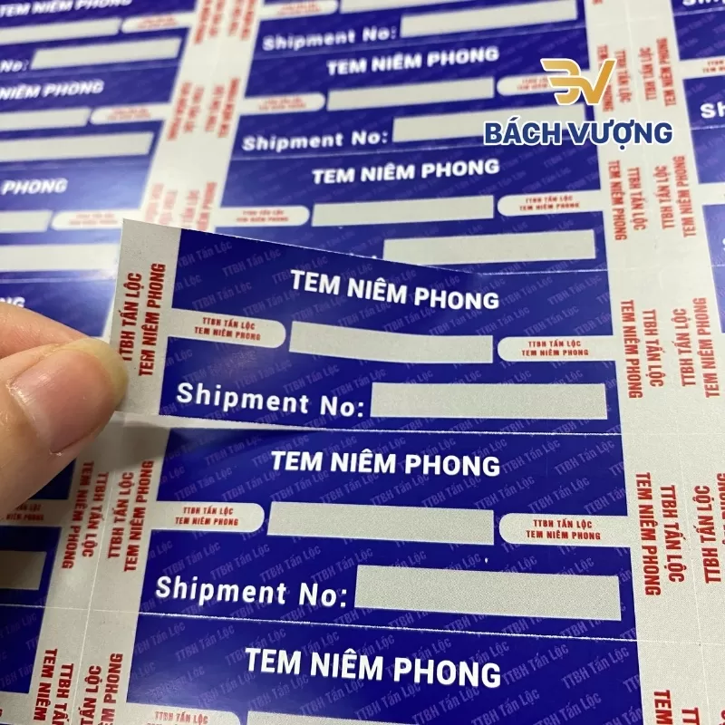 In tem nh&atilde;n ni&ecirc;m phong 