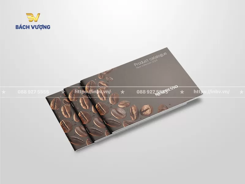 mẫu catalogue coffee khổ ngang hiện đại tone n&acirc;u trầm đặc trưng của hạt c&agrave; ph&ecirc; kết hợp hiếu ứng hạt c&agrave; ph&ecirc; bay bổng ở phần g&aacute;y s&aacute;ch