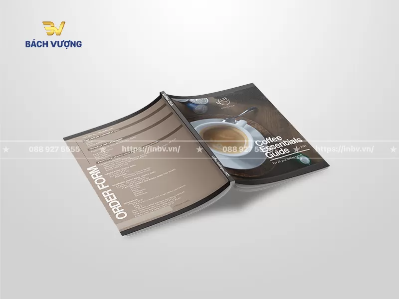 Trang b&igrave;a mẫu catalogue coffee tone ấm với h&igrave;nh ảnh ly c&agrave; ph&ecirc; latte nghệ thuật & mặt sau t&iacute;ch hợp form đặt h&agrave;ng tiện lợi