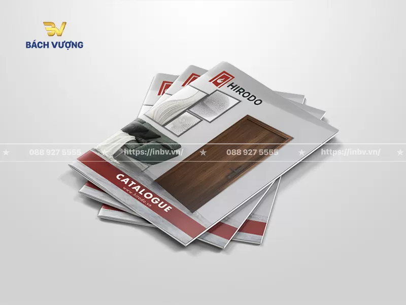 mẫu catalogue cửa sắt giả gỗ thiết kế tinh tế với dải m&agrave;u đỏ l&agrave;m điểm nhấn nổi bật