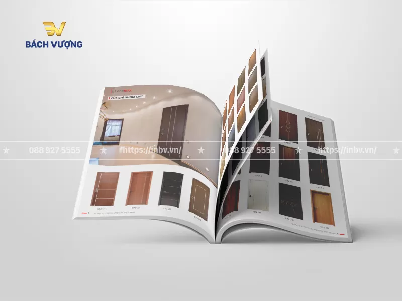 Phối cảnh lật trang giới thiệu c&aacute;c d&ograve;ng cửa chỉ nh&ocirc;m CNC trong mẫu catalogue cửa sắt & cửa nội thất tập hợp đầy đủ c&aacute;c mẫu v&acirc;n gỗ, m&agrave;u sắc & kiểu d&aacute;ng