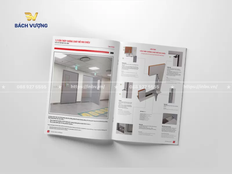 Trang nội dung mẫu catalogue cửa sắt, cửa th&eacute;p ch&ocirc;ng ch&aacute;y mở hai chiều minh họa trực quan cấu tạo chi tiết, th&ocirc;ng số kỹ thuật & phụ kiện đi k&egrave;m