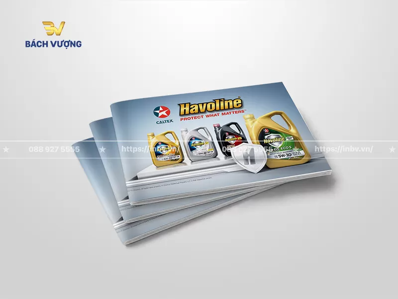 mẫu catalogue dầu nhớt b&igrave;a ngang nền xanh x&aacute;m, xếp dải c&aacute;c d&ograve;ng sản phẩm dầu nhớt động cơ cao cấp đa dạng m&agrave;u sắc c&ugrave;ng biểu tượng thương hiệu