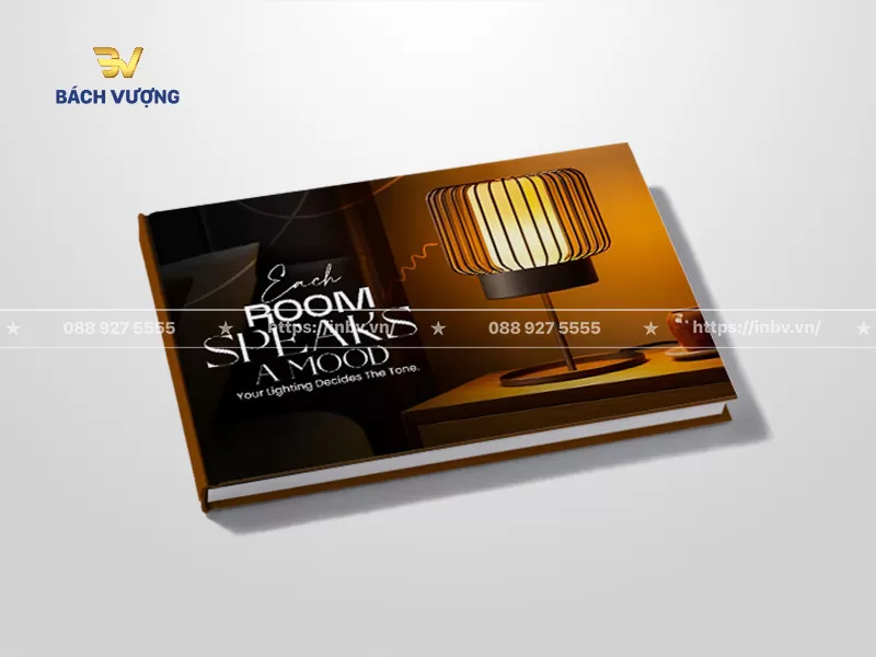mẫu catalogue đ&egrave;n trang tr&iacute; thiết kế b&igrave;a nổi bật với mẫu đ&egrave;n b&agrave;n lồng tre tỏa &aacute;nh s&aacute;ng v&agrave;ng ấm &aacute;p