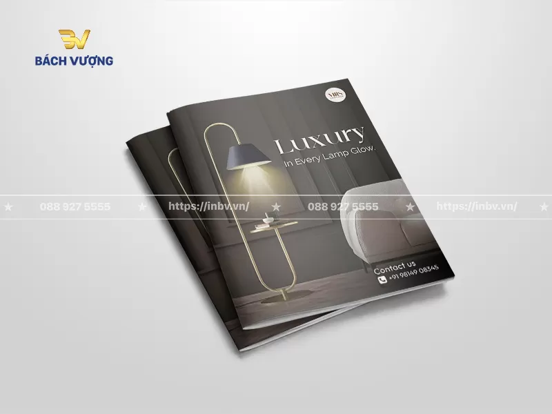 mẫu catalogue trang tr&iacute; d&aacute;ng đứng tone x&aacute;m ghi nổi bật mẫu đ&egrave;n c&acirc;y đứng mạ v&agrave;ng k&egrave;m h&igrave;nh ảnh b&agrave;n tr&agrave; nhỏ tinh tế