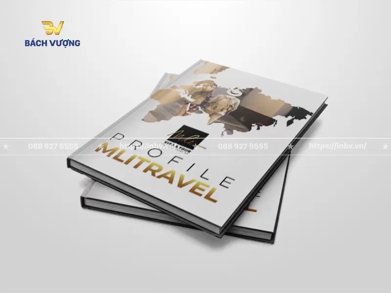 mẫu catalogue du lịch dạng b&igrave;a cứng sang trọng nền trắng kem tối giản & phần logo được &eacute;p kim m&agrave;u v&agrave;ng đồng cao cấp