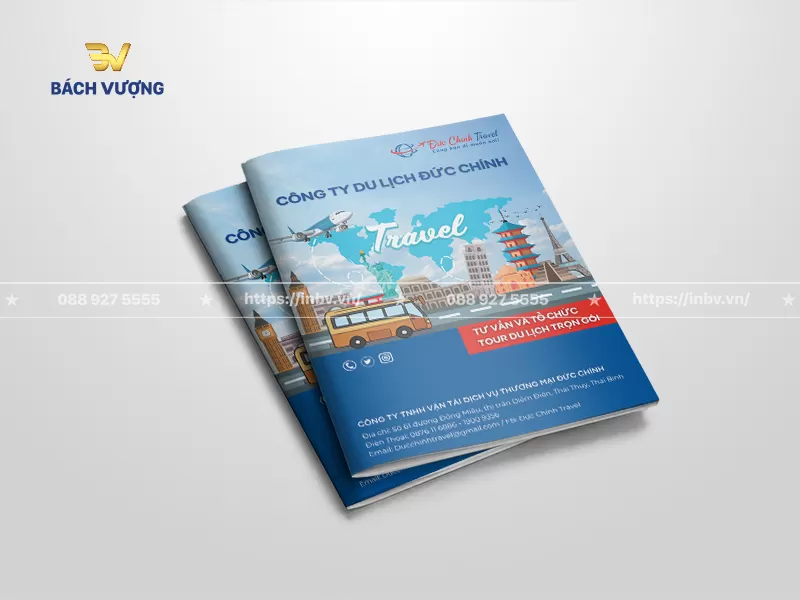 mẫu catalogue du lịch kết hợp h&igrave;nh bản đồ thế giới, m&aacute;y bay, xe kh&aacute;ch c&ugrave;ng c&aacute;c địa danh nổi tiếng to&agrave;n cầu