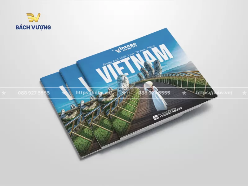 mẫu catalogue du lịch khổ vu&ocirc;ng với h&igrave;nh ảnh địa điểm c&ugrave;ng con người, c&oacute; th&ocirc;ng tin hotline r&otilde; r&agrave;ng