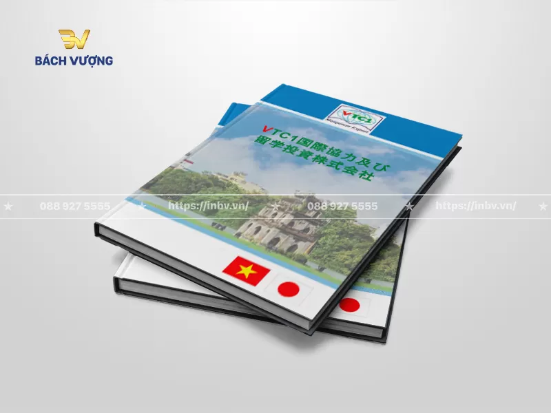 mẫu catalogue du lịch nổi bật h&igrave;nh ảnh th&aacute;p r&ugrave;a Hồ Gươm cổ k&iacute;nh, in r&otilde; r&agrave;ng quốc kỳ Việt Nam & Nhật Bản