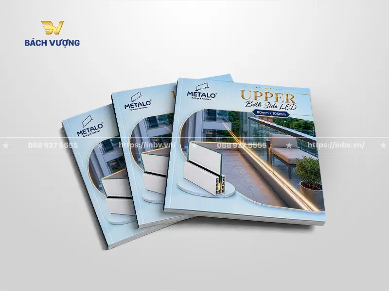 mẫu catalogue nh&ocirc;m k&iacute;nh lan can k&iacute;nh t&iacute;ch hợp đ&egrave;n LED sang trọng sử dụng tone xanh nhạt với h&igrave;nh ảnh thi c&ocirc;ng thực tế ban c&ocirc;ng về đ&ecirc;m hiển thị r&otilde; th&ocirc;ng số k&iacute;ch thước