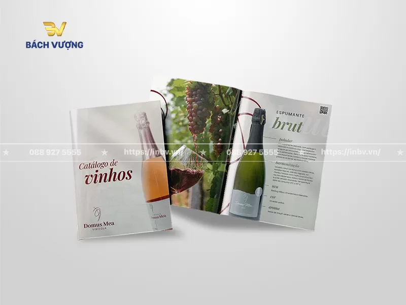 mẫu catalogue rượu thiết kế trang b&igrave;a nghệ thuật & trang nội dung chứa h&igrave;nh ảnh ch&ugrave;m nho ch&iacute;n b&ecirc;n cạnh ly rượu vang đỏ c&ugrave;ng th&ocirc;ng tin chi tiết về hương vị & c&aacute;ch kết hợp m&oacute;n ăn