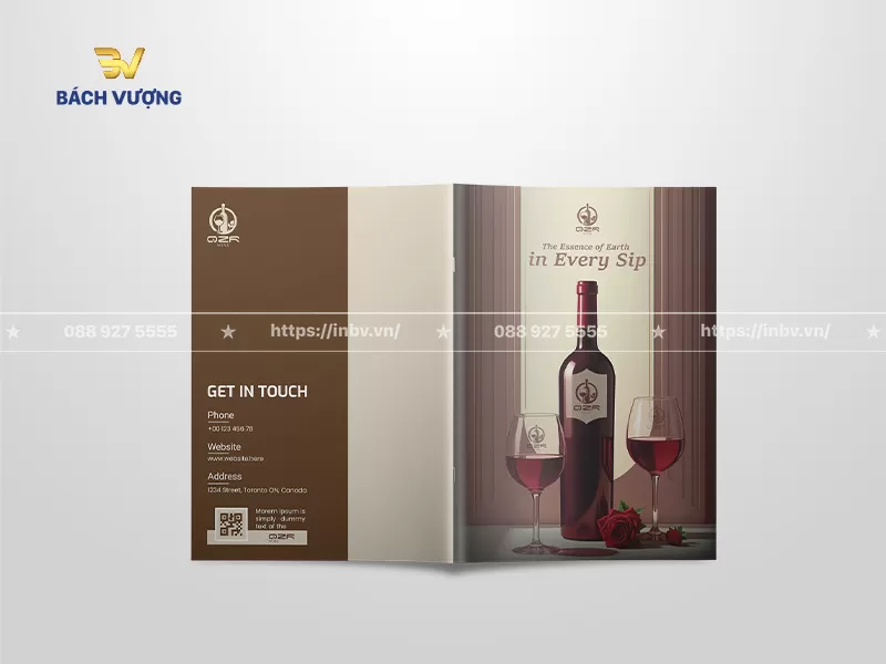 Thiết kế mặt b&igrave;a trước & sau mẫu catalogue rượu tone n&acirc;u trầm ấm phối kem sang trọng c&oacute; h&igrave;nh ảnh chai vang đỏ & ly rượu s&oacute;ng s&aacute;nh chứa th&ocirc;ng tin li&ecirc;n hệ, địa chỉ, website v&agrave; m&atilde; QR code