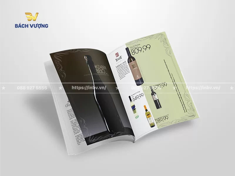 Thiết kế trang mẫu catalogue rượu vang trắng sử dụng g&oacute;c chụp cận cảnh chai rượu đổ b&oacute;ng tr&ecirc;n nền đen huyền b&iacute; & trưng b&agrave;y c&aacute;c sản phẩm k&egrave;m gi&aacute; b&aacute;n ni&ecirc;m yết r&otilde; r&agrave;ng