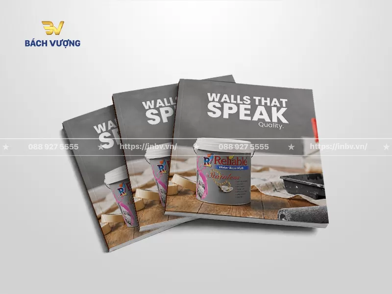 mẫu catalogue sơn thiết kế trang b&igrave;a sử dụng ph&ocirc;ng nền giả lập bức tường x&aacute;m xi măng c&ugrave;ng lon sơn cao cấp đặt tr&ecirc;n s&agrave;n gỗ mộc mạc