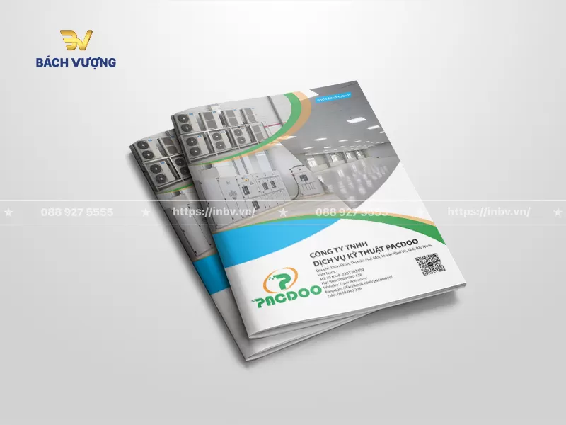 mẫu catalogue thiết bị điện trang b&igrave;a hiển thị cụm h&igrave;nh ảnh dự &aacute;n v&agrave; kh&ocirc;ng gian nh&agrave; xưởng hiện đại, đi k&egrave;m th&ocirc;ng tin doanh nghiệp, m&atilde; QR code v&agrave; hotline r&otilde; r&agrave;ng
