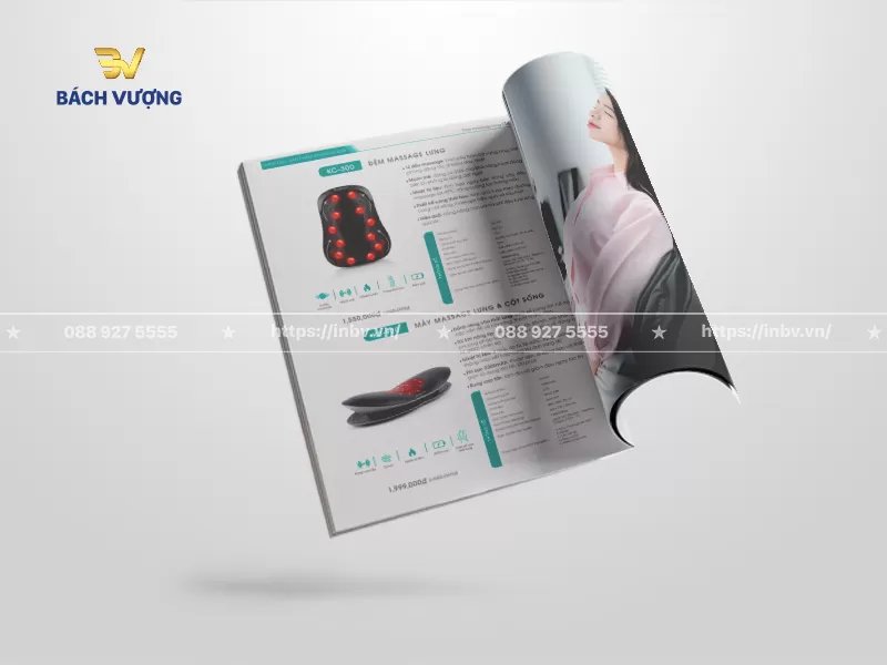 Thiết kế trang mẫu catalogue thiết bị điện gia dụng ph&acirc;n chia r&otilde; r&agrave;ng c&aacute;c v&ugrave;ng th&ocirc;ng tin bao gồm h&igrave;nh ảnh c&aacute;c d&ograve;ng sản phẩm sắc n&eacute;t, bảng th&ocirc;ng số kỹ thuật, gi&aacute; ni&ecirc;m yết & h&igrave;nh ảnh người mẫu trải nghiệm thực tế