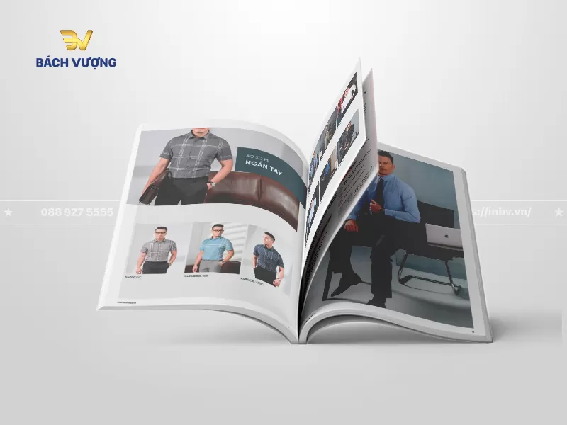 Phối cảnh lật trang mẫu catalogue thời trang nam hiển thị h&igrave;nh ảnh người mẫu nam trong trang phục c&ocirc;ng sở k&egrave;m c&aacute;c &ocirc; minh họa m&agrave;u sắc kh&aacute;c nhau
