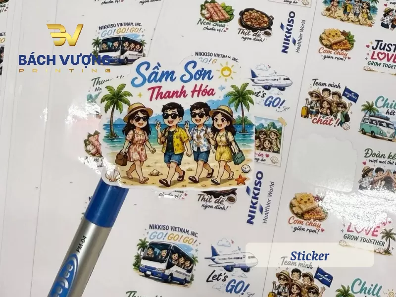In ấn sticker bằng chất liệu decal giấy c&aacute;n b&oacute;ng
