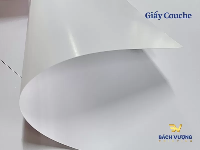 Bề mặt giấy Couche l&aacute;ng mịn, phẳng đều v&agrave; c&oacute; độ b&oacute;ng nhẹ gi&uacute;p phản xạ &aacute;nh s&aacute;ng tốt khi in ấn