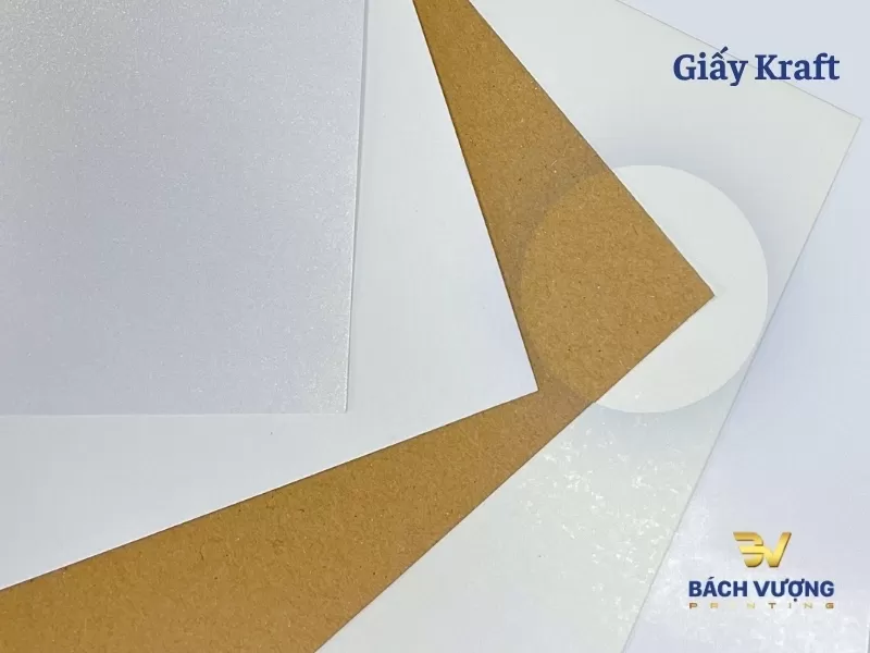 C&aacute;c mẫu giấy Kraft c&oacute; m&agrave;u sắc từ n&acirc;u tự nhi&ecirc;n đến trắng mịn, chất giấy dẻo dai v&agrave; c&oacute; độ bền k&eacute;o tốt