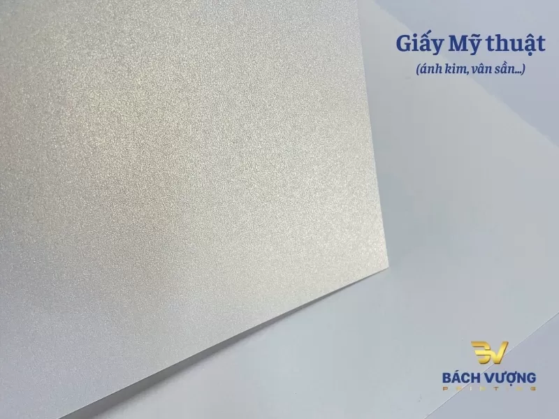 Chất liệu giấy mỹ thuật &aacute;nh kim d&agrave;y dặn, chuy&ecirc;n dụng để in danh thiếp (namecard) cao cấp, thiệp mời sự kiện v&agrave; catalog sang trọng