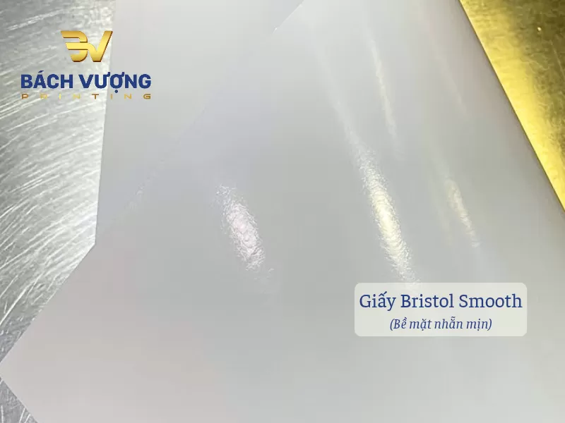 Chất liệu giấy Bristol Smooth đanh cứng được c&aacute;n phẳng mượt ho&agrave;n hảo, kh&ocirc;ng c&oacute; g&acirc;n sần