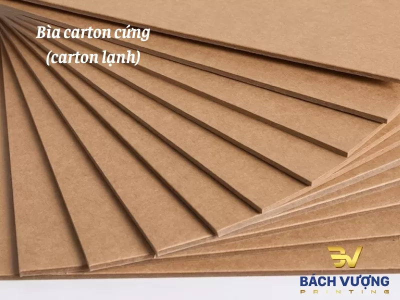Chất liệu b&igrave;a cứng carton lạnh cao cấp c&oacute; mật độ sợi gỗ cao, kết cấu đặc đanh chống m&oacute;p m&eacute;o v&agrave; g&atilde;y gập