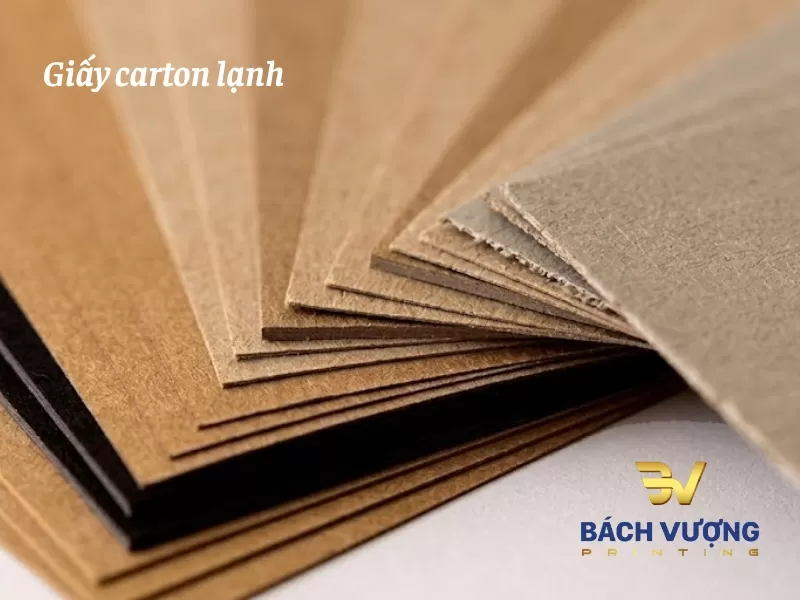 C&aacute;c tấm ph&ocirc;i b&igrave;a cứng carton lạnh m&agrave;u n&acirc;u v&agrave; x&aacute;m c&oacute; kết cấu đanh phẳng như v&aacute;n gỗ mỏng
