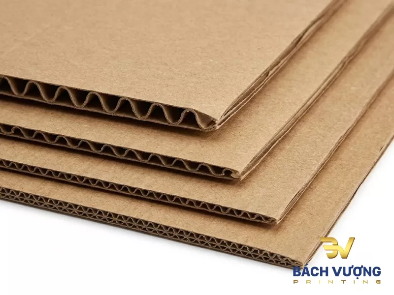 Chất liệu giấy carton s&oacute;ng với c&aacute;c tầng giấy phẳng v&agrave; lớp s&oacute;ng đan xen, chịu lực tốt