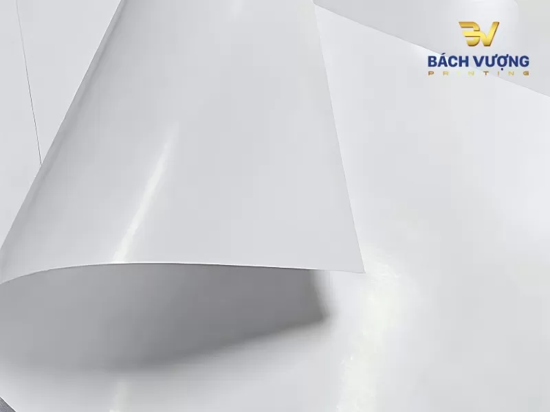 Giấy Couche Gloss sở hữu bề mặt l&aacute;ng b&oacute;ng bắt mắt, gi&uacute;p h&igrave;nh ảnh sau in c&oacute; m&agrave;u sắc tươi s&aacute;ng, rực rỡ