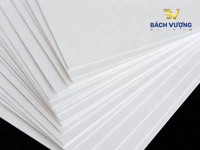 Giấy Ford trắng với bề mặt nh&aacute;m nhẹ gi&uacute;p hấp thụ &aacute;nh s&aacute;ng tốt, kh&ocirc;ng g&acirc;y ch&oacute;i mắt v&agrave; l&agrave; chất liệu l&yacute; tưởng cho c&aacute;c ấn phẩm nhiều chữ