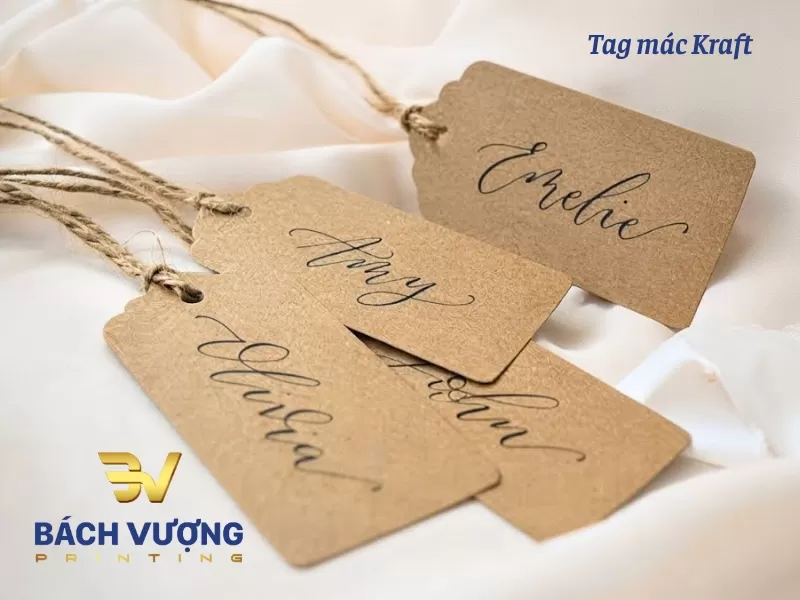 Thẻ treo quần &aacute;o l&agrave;m từ chất liệu giấy Kraft d&agrave;y dặn mang phong c&aacute;ch vintage cổ điển, tạo điểm nhấn th&acirc;n thiện cho sản phẩm thời trang