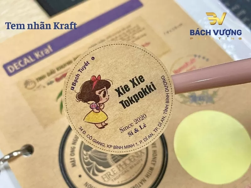Tem nh&atilde;n Decal Kraft với tone n&acirc;u vintage - điểm nhấn gi&uacute;p t&ocirc;n l&ecirc;n vẻ đẹp mộc mạc, tự nhi&ecirc;n v&agrave; th&acirc;n thiện cho c&aacute;c d&ograve;ng sản phẩm organic