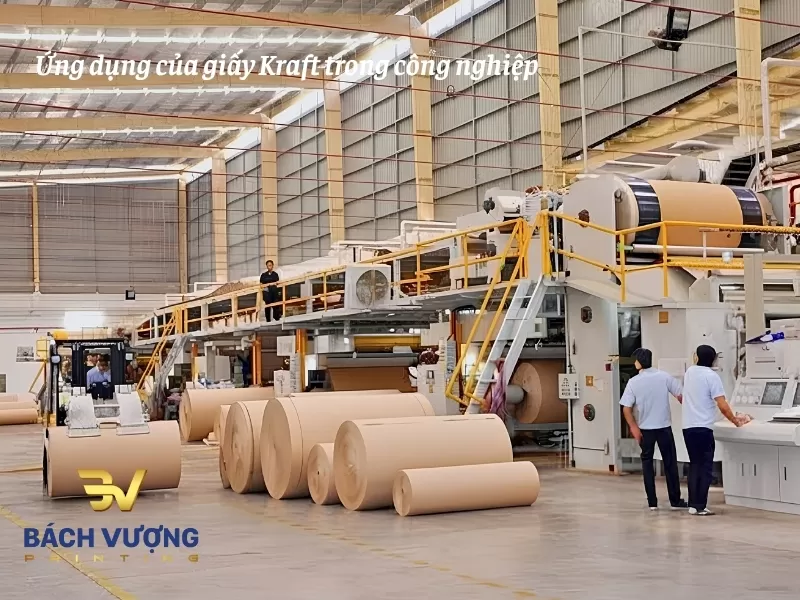 Giấy Kraft c&ocirc;ng nghiệp được sản xuất theo dạng cuộn lớn, phục vụ cốt l&otilde;i cho ng&agrave;nh sản xuất th&ugrave;ng carton, tấm l&oacute;t pallet v&agrave; bao b&igrave; vận chuyển h&agrave;ng h&oacute;a