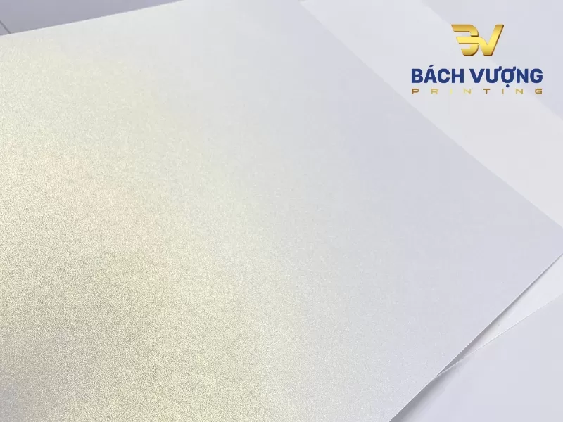 Cận cảnh chất liệu giấy mỹ thuật &aacute;nh kim trong in ấn